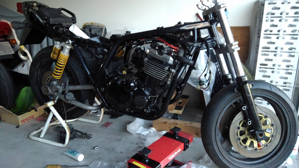 ZRX1100に復活の呪文(4) ～エンジンと足回りの取り付け～ | 素人ガレージ
