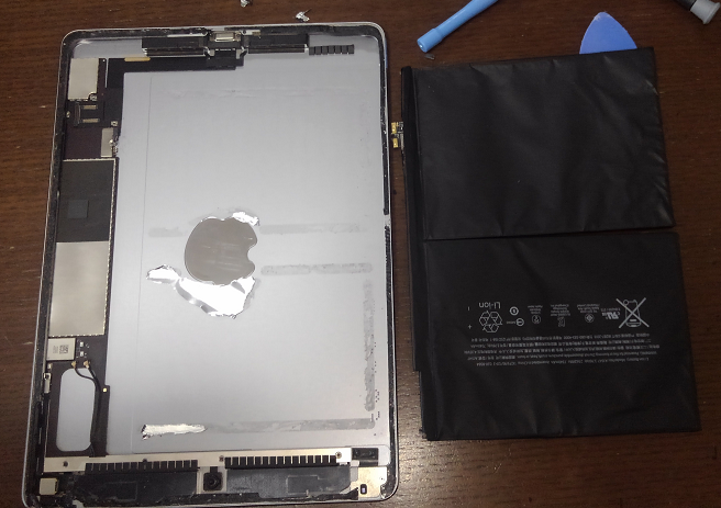 iPadから古いバッテリを取り出した