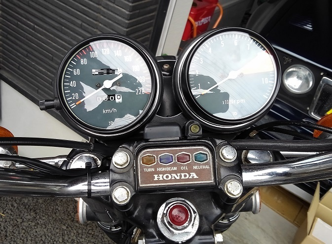 リビルドから上がってきたCB750Fourのメーターを取り付け